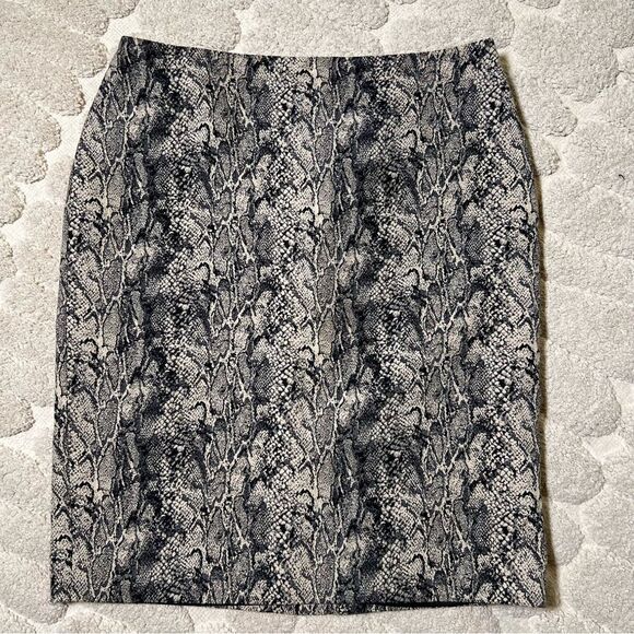 Talbots snake print pencil skirt 🖤 lined 🖤 excellent condition 🖤 size 4P - Picture 1 of 7